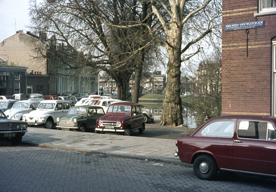 803602 Gezicht op de parkeerplaats aan de Van Asch van Wijckskade te Utrecht, met links op de achtergrond de Begijnekade.